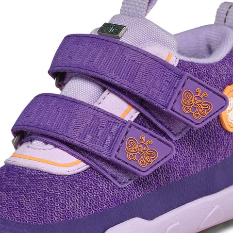 Seitenansicht des AFFENZAHN Schuhe KNIT HAPPY SCHMETTERLING in lila, mit Klettverschluss und orangefarbenem Logo-Patch.