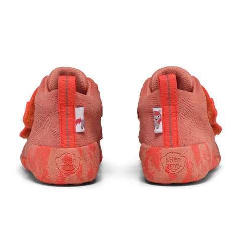 Rückansicht zweier korallenfarbener AFFENZAHN Sneaker (Knöchelschuh), rotem Pull-Tab und Logo auf der Ferse.