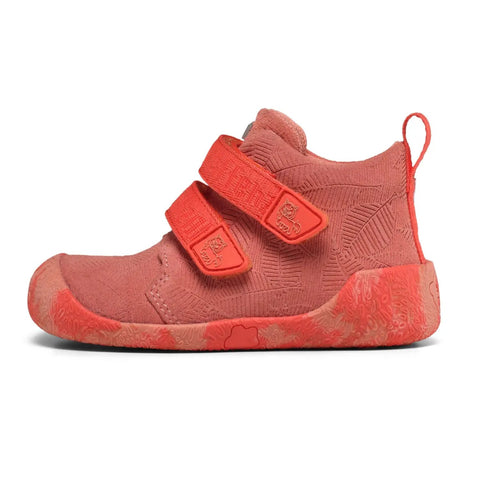 Seitenansicht des AFFENZAHN Sneaker für Babys in Koralle, zwei Klettverschlüsse, geprägte Sohlenstruktur