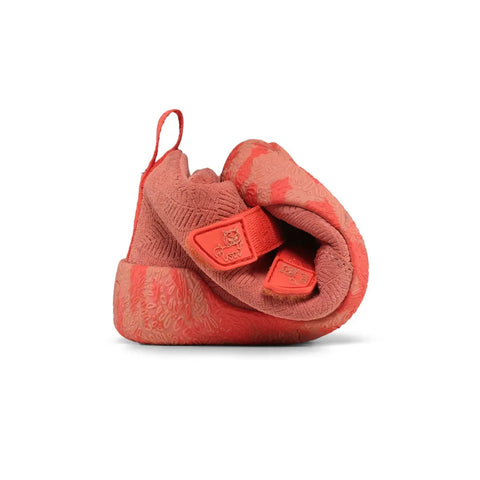 Detailaufnahme eines korallenfarbenen AFFENZAHN TEX Knöchelschuh Leder TALKY PONY – koralle; Klettverschluss sichtbar.