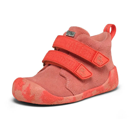 Vorderansicht eines korallenfarbenen AFFENZAHN Knöchelschuh Leder Talky Pony; zwei Klettverschlüsse, strukturierte Oberfläche.