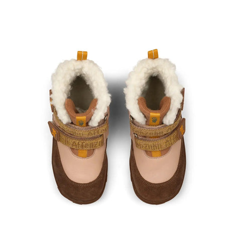 Draufsicht: AFFENZAHN TEX Stiefel, zwei braun-beige Lederstiefel mit weißem Fellfutter und gelben Zugbändern