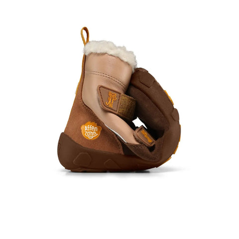Rückansicht des AFFENZAHN TEX Stiefels, braun-beiges Leder mit Fellrand und Logo-Patch.