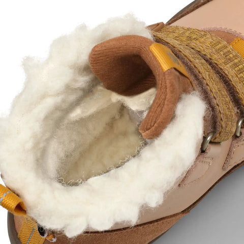 AFFENZAHN TEX Stiefel, braun-beige Leder, gelb-orangenes Webband, flauschiger Rand sichtbar.