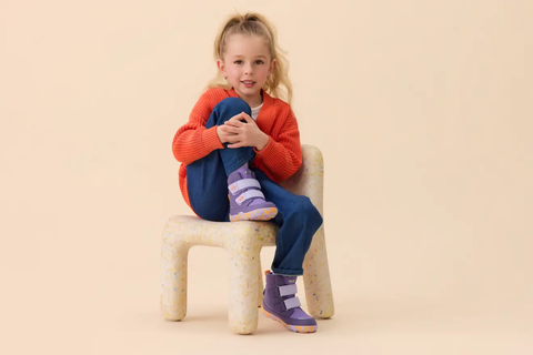 Seitenansicht: AFFENZAHN TEX Stiefel COMFY VEGAN, violette Klettverschluss-Stiefel mit orangefarbener Sohle.