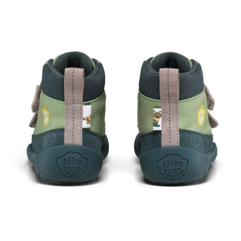 Sneaker AFFENZAHN, Hinteransicht; mintgrünes Obermaterial, dunkle Sohle, beige Zuglasche, Logo-Aufnäher.