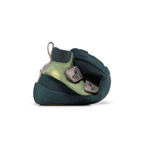 Seitenansicht eines AFFENZAHN Sneaker-Knöchelschuh in dunkelblau/grün, mit Klettverschluss-Patches und Logo-Aufnäher.