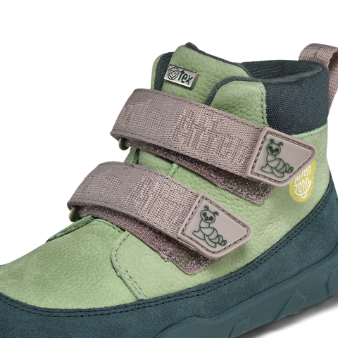 Vorderansicht eines AFFENZAHN TEX Sneaker, grün-mintes Leder, mit braunen Klettverschlüssen und Logo-Patches.