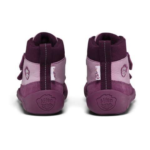 Rückenansicht von zwei AFFENZAHN Sneaker, pflaume/lila, sichtbares Logo an der Ferse.