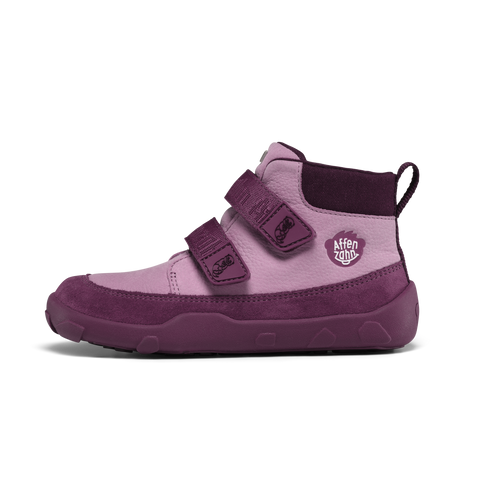 Seitenansicht des AFFENZAHN Schuhe Modell FRIENDY OTTER in pflaume/lila Leder, zwei Klettverschlüsse, Logo seitlich.