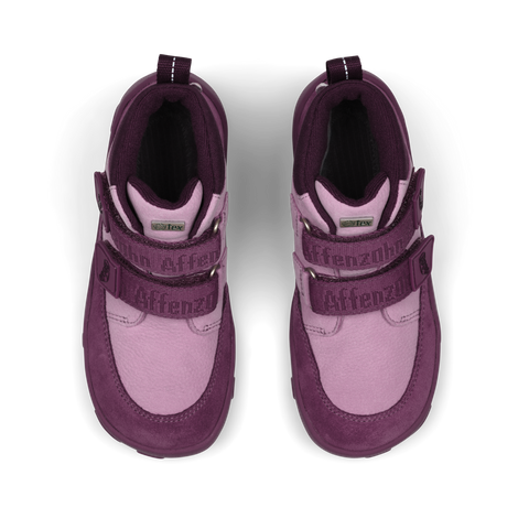 Draufsicht auf ein Paar AFFENZAHN Sneaker in pflaume/lila, Klettverschlussriemen und sichtbares Markenlogo