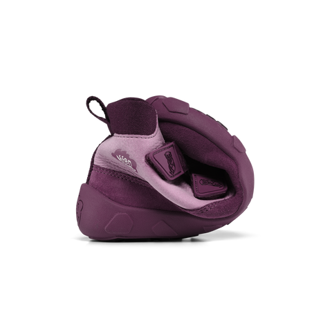 Seitenansicht eines pflaume/lila AFFENZAHN TEX Knöchelschuh mit Klettverschluss