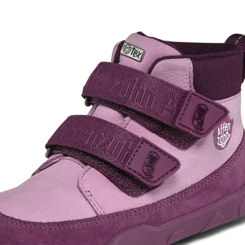 Seitenansicht des AFFENZAHN TEX Knöchelschuh aus Leder in pflaume/lila mit Klettverschluss und Logo-Patches