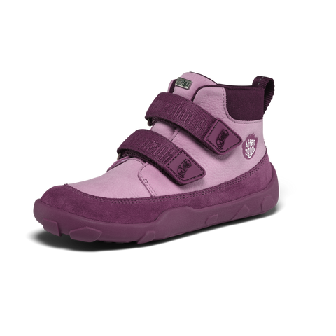3/4-Ansicht eines AFFENZAHN Sneaker in pflaume/lila, mit zwei Klettverschlüssen und Logo am Seitenteil.