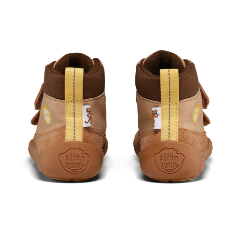 AFFENZAHN TEX Knöchelschuh Leder – Rückansicht von zwei braun/beigen Sneakern mit gelbem Zugband.