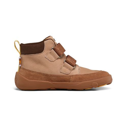Seitenansicht des AFFENZAHN TEX Knöchelschuh Leder Friendly Tiger, braun/beige, zwei Klettverschlüsse, gelber Pull-Tab.