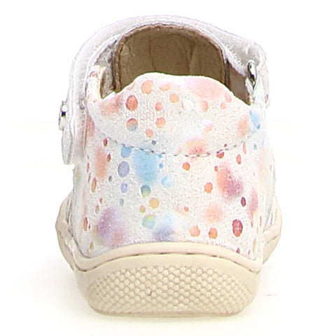  NATURINO HALBSANDALE BEDE - WEISS / FANTASY in action as a child runs and plays in the durable and stylish footwear 
