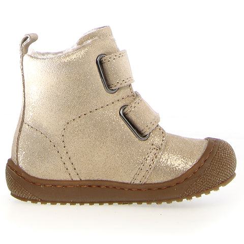 Child wearing NATURINO Stiefel BUBBLE - gold / glitter boots jumping in a puddle