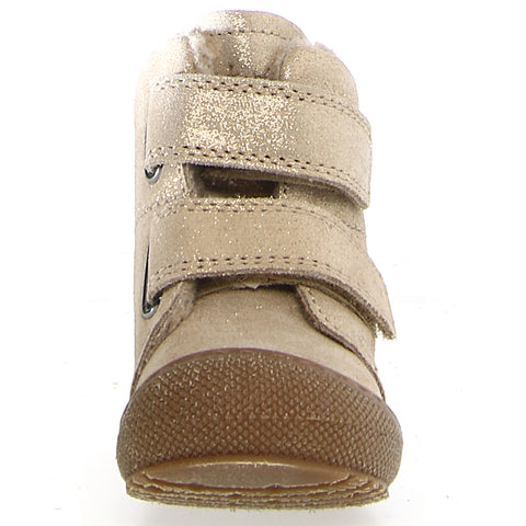 Kids walking in NATURINO Stiefel BUBBLE - gold / glitter boots on a rainy day