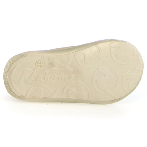 Toddler taking first steps in the NATURINO Halbschuh COCOON beige and gold shoes with excellent arch support