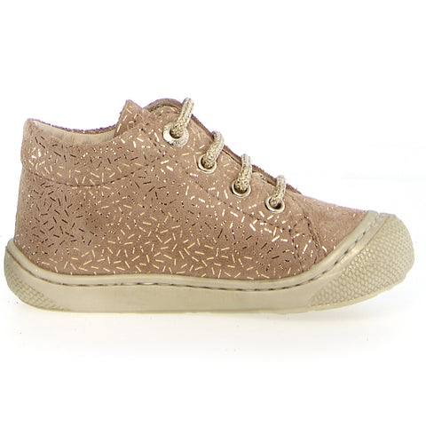 Side view of the NATURINO Halbschuh COCOON beige and gold shoe with adjustable hook-and-loop closure