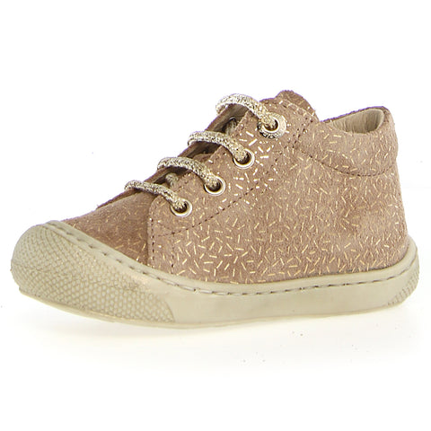 Close-up of the beige and gold NATURINO Halbschuh COCOON shoe for kids with non-slip sole