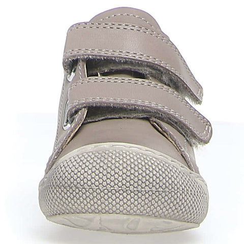 Child wearing the NATURINO Halbschuh COCOON in light gray, showcasing its versatility
