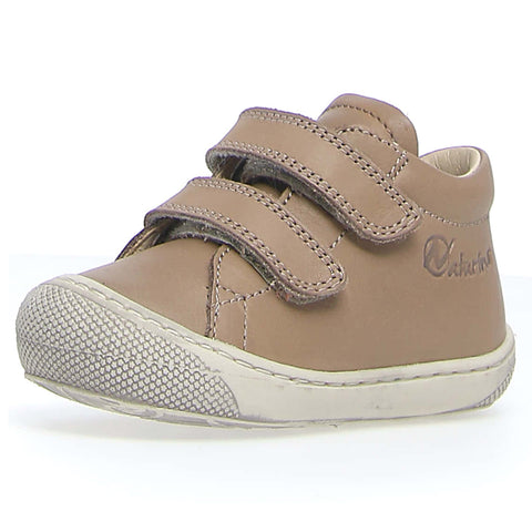 NATURINO Halbschuh COCOON in taupe color with light-colored sole walking on the pavement