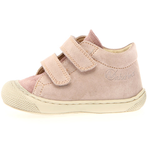 Halbschuh in puderrosa mit altrosa Details und Klettverschluss