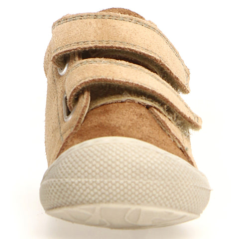 Kids wearing sand-colored NATURINO Halbschuh COCOON