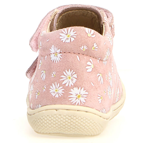 Child wearing the NATURINO Halbschuh COCOON in pink with daisy pattern