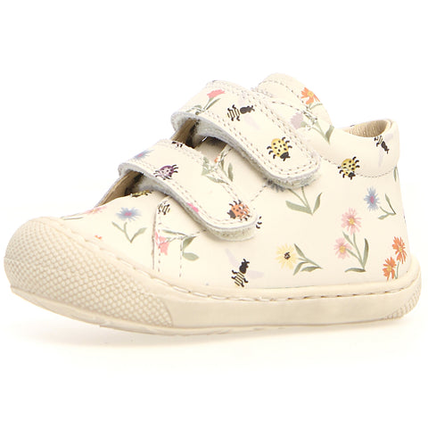 NATURINO Halbschuh COCOON in créme color with a beautiful floral design on a grassy meadow background
