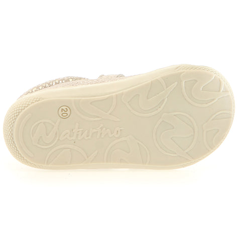  Cremefarbener Kinderschuh mit goldenen Akzenten und Klettverschluss von Naturino