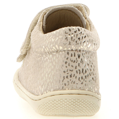  Hochwertiger Halbschuh aus cremefarbenem Leder mit goldenen Akzenten und Klettverschluss 