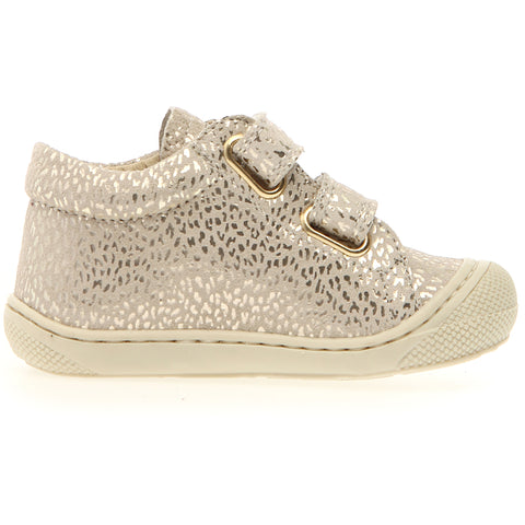  Kinderschuh mit cremefarbenem Leder und goldenen Details, Klettverschluss 
