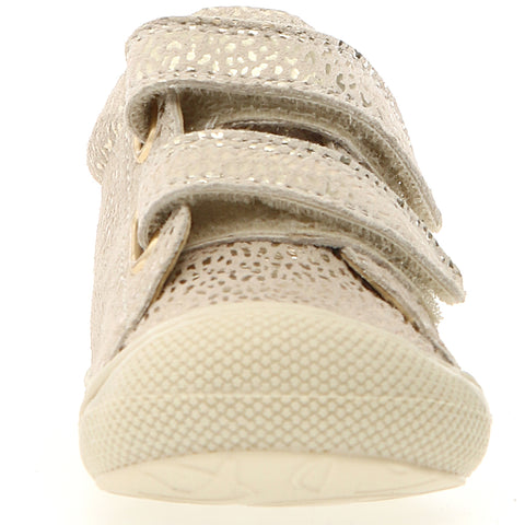  Naturino Halbschuh in cremefarbenem Leder mit goldfarbenen Details und Klettverschluss 