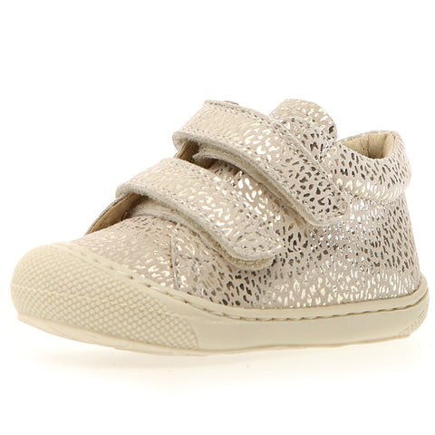  Bequemer Halbschuh in cremefarbenem Leder mit goldenen Akzenten und Klettverschluss 