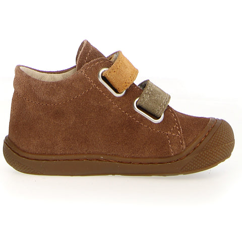 Child wearing NATURINO Halbschuh CORKEL in cognac color, walking on pavement