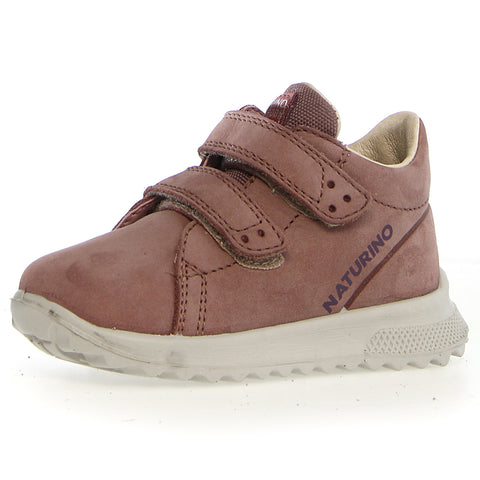 Young girl wearing the NATURINO RAINSTEP TEX Halbschuh PARPAR - altrosa shoe while walking in the rain