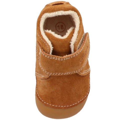 A close-up image of the LURCHI PreWalker FONSI gefüttert in cognac, a stylish and cozy pre-walker shoe for babies