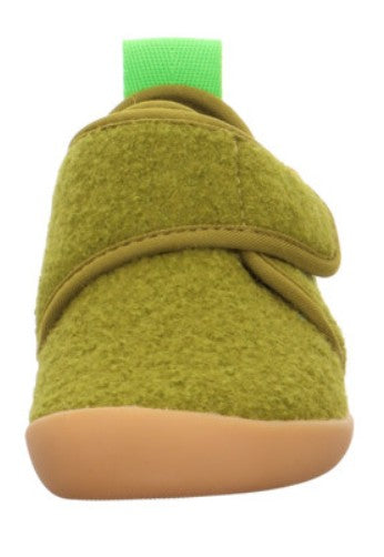 Seitenansicht des superfit Hausschuhs VENTI 6701-70, zeigt den strapazierfähigen Olivfarbenen Stoff und die rutschfeste Sohle