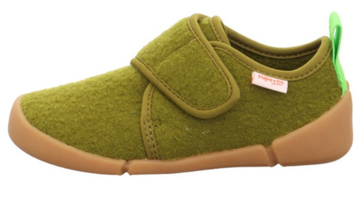 Nahaufnahme des superfit Hausschuhs VENTI 6701-70 in Olive, mit Details zur Textur und Verarbeitung