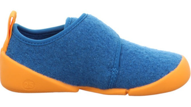 Nahaufnahme des langlebigen Materials des SUPERFIT Hausschuh VENTI 6701-80 in marineblau und orange