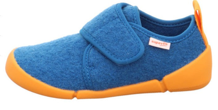 Blick auf den marineblauen und orangefarbenen SUPERFIT VENTI Hausschuh mit rutschfester Sohle
