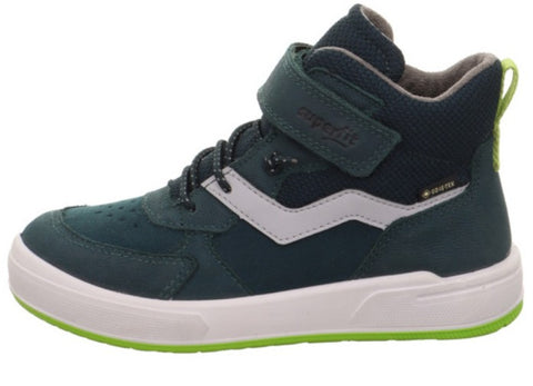 Dunkelblauer SUPERFIT MAVERICK Knöchelschuh mit hellgrünen Details, robustem Design und wasserdichter GORE TEX Verarbeitung für optimalen Schutz