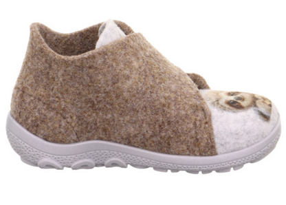 Braune Hausschuhe mit lustigem Faultier-Print von SUPERFIT