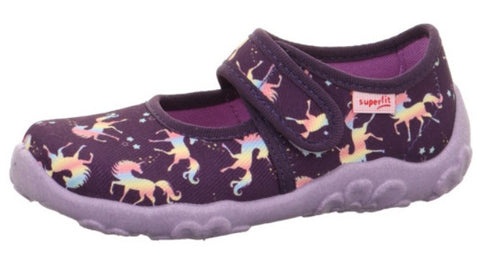 Nahaufnahme des lila SUPERFIT Hausschuh BONNY 283-855 mit buntem Einhorn-Motiv