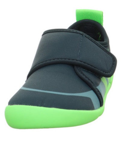 Leichter Superfit VENTI Hausschuh in schattigem Schwarz kombiniert mit frischem Hellgrün für gemütliche Zuhause-Momente