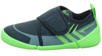 Robuster Superfit Hausschuh VENTI 6702-70 in schwarz und hellgrün mit atmungsaktivem Material und stabilem Halt für lange Tragezeiten