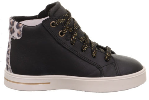 Komfortabler GORE-TEX Knöchelschuh mit modischem Leopardenmuster für urbanen Stil bei jedem Wetter